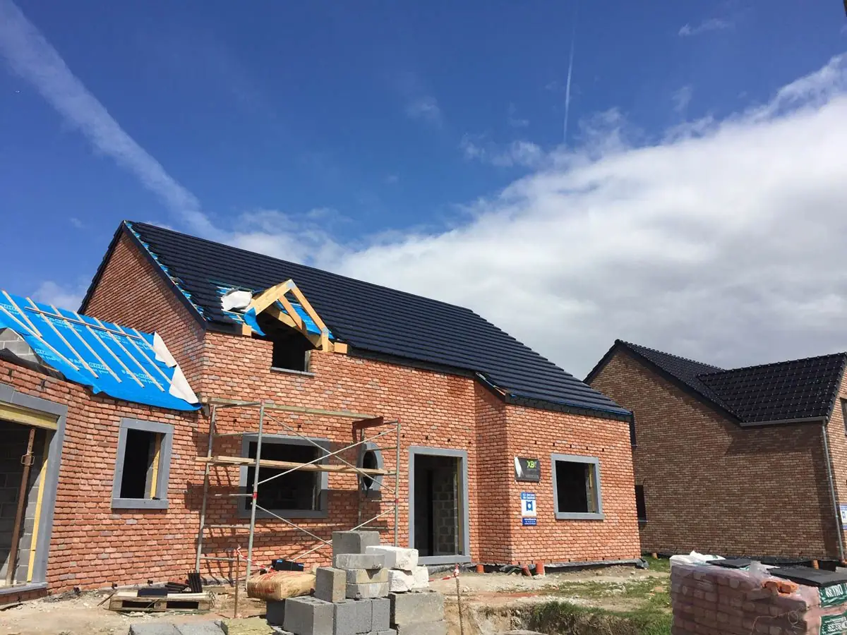 Couverture de toiture en cours sur une maison