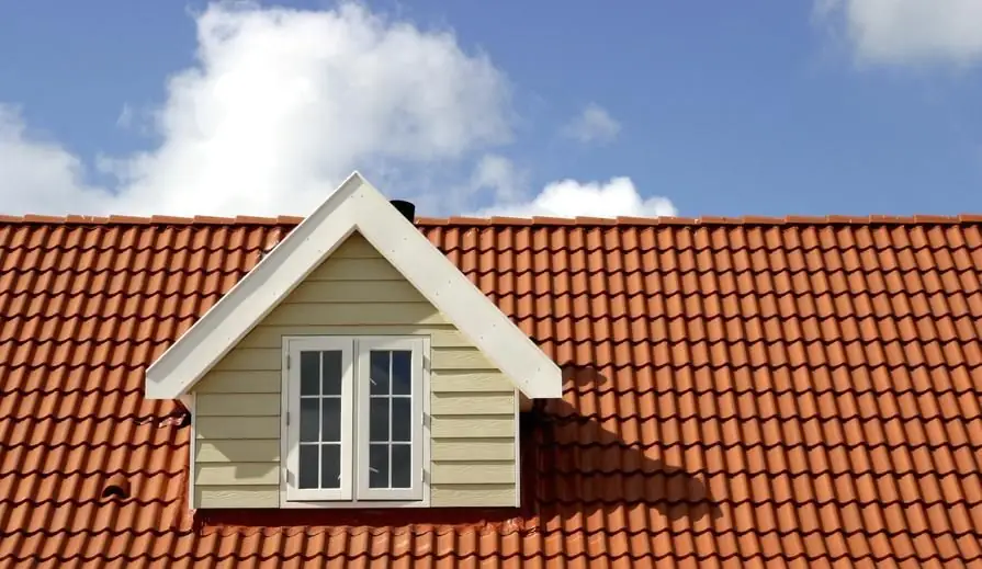Lucarne avec couverture en tuiles et habillage latéral